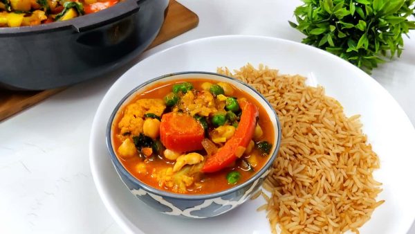 Creamy Spinach-Infused Chickpea Cauliflower Curry